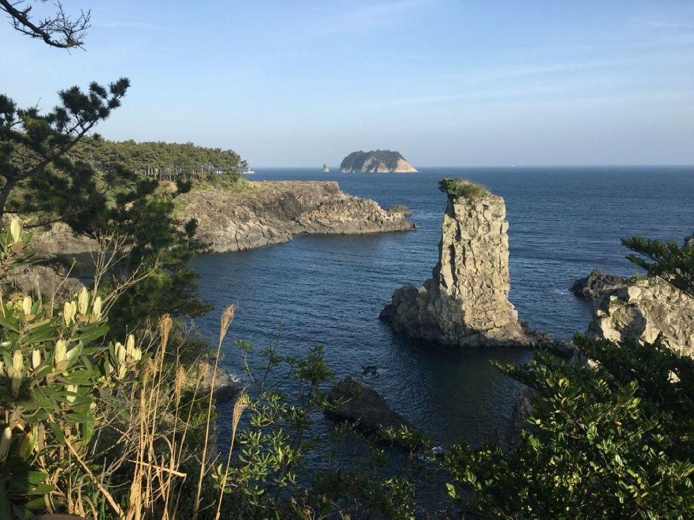 海中屹立的濟州島獨立巖，這個從不同角度呈現多樣形狀的獨特景觀吸引著不少遊客前來觀賞